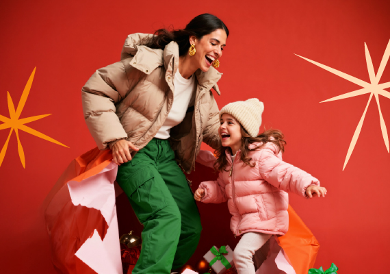 mama z córką śmieją się w świątecznym otoczeniu