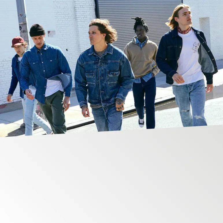 grupa mężczyzn ubrana w denim ze sklepu Jack&Jones