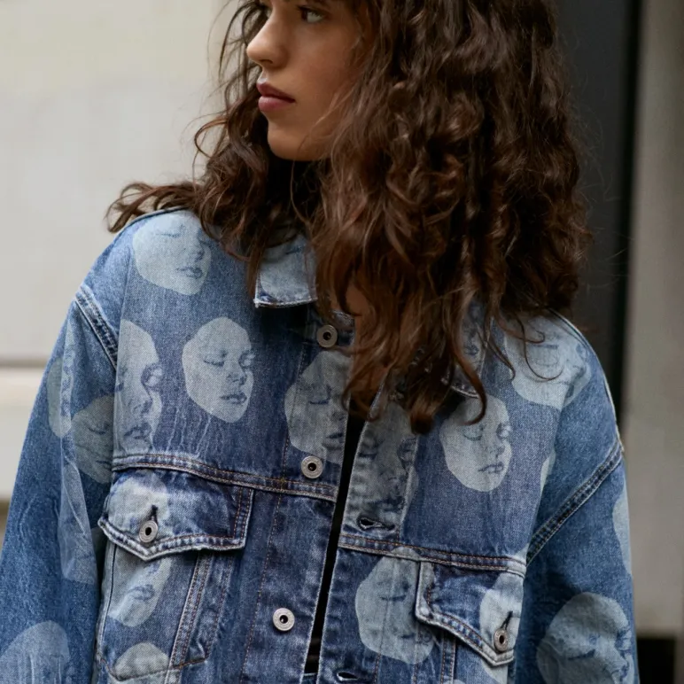 kobieta w customizowanych ubraniach denimowych Pepe Jeans