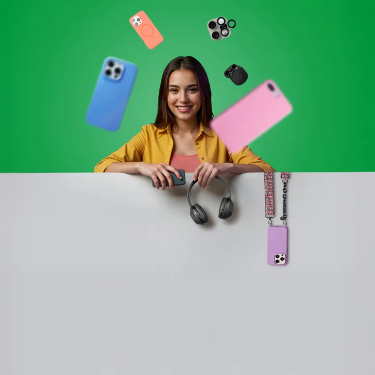 uśmiechnięta dziewczyna z telefonami i akcesoriami do telefonu