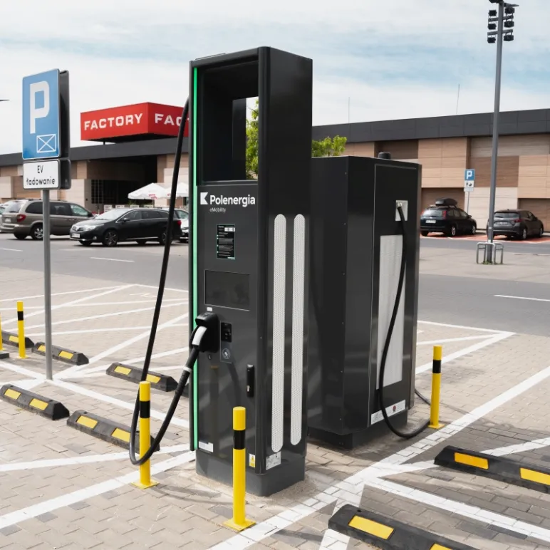 ładowarka elektryczna na parkingu Factory Annopol