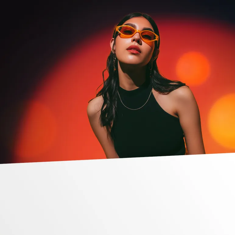 dziewczyna w okularach przeciwsłonecznych