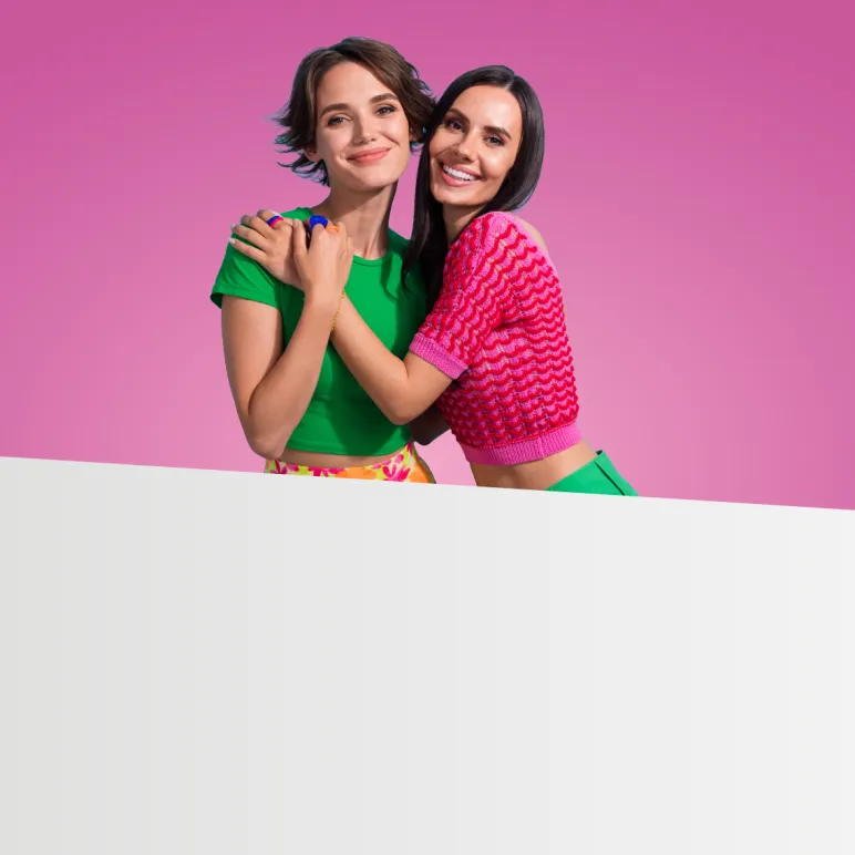 dwie uśmiechnięte, przytulające się kobiety