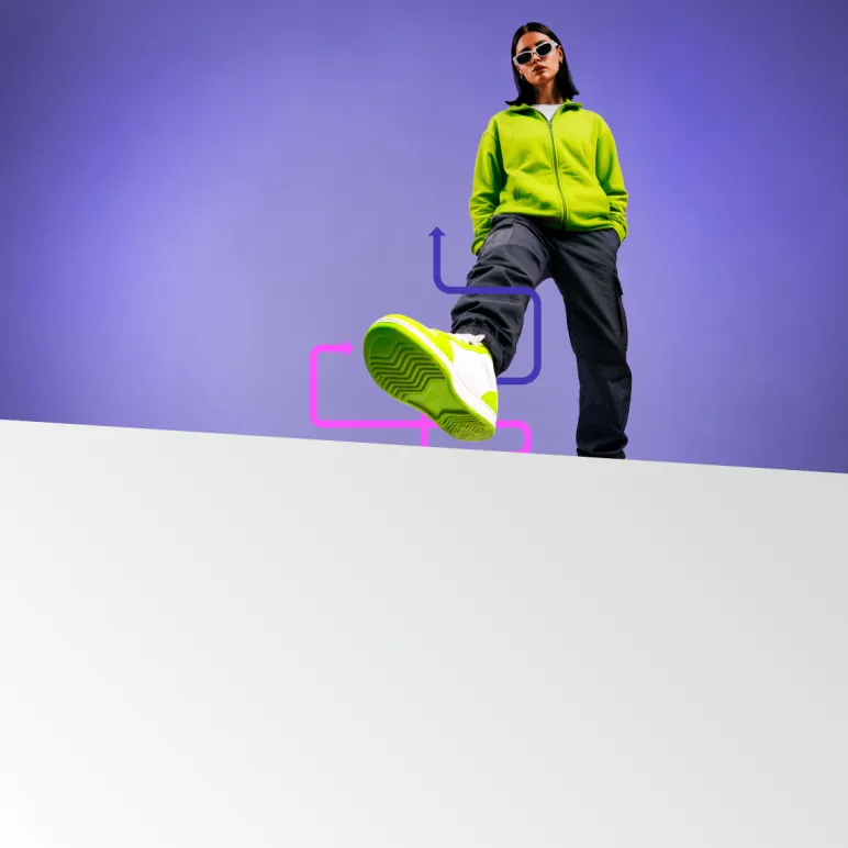 dziewczyna z butem sneakersem na pierwszym planie