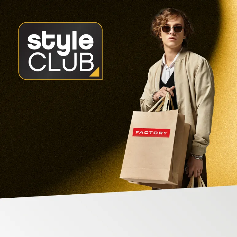 mężczyzna z torbą na zakupy, w płaszczu i okularach