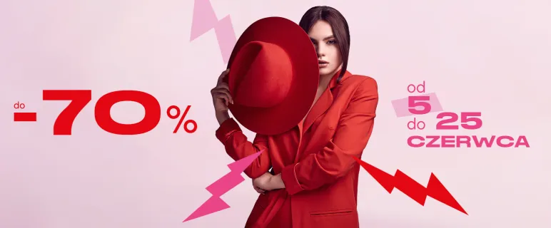 kobieta ubrana na czerwono, z czerwonym kapeluszem w ręce
