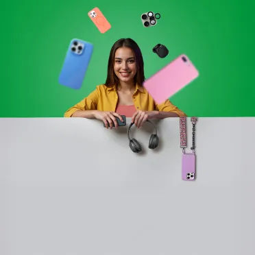 uśmiechnięta dziewczyna z telefonami i akcesoriami do telefonu