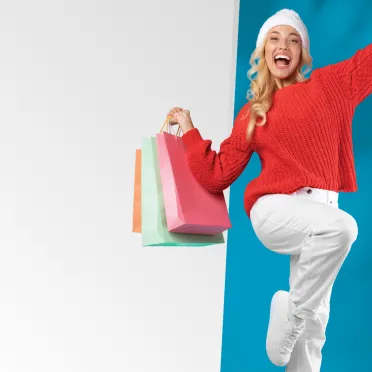 kobieta z torbami na zakupy